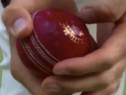  The ICC has taken a tough step to stop the ball tearing | चेंडू छेडछाड रोखण्यासाठी आयसीसीने उचलले कडक पाऊल