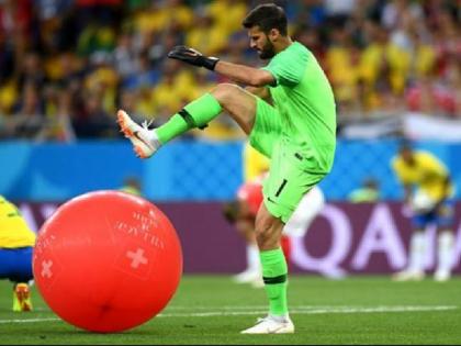 FIFA World Cup 2018: Allison bursts bubbles and hits humor on social media | FIFA World Cup 2018: अ‍ॅलीसनने फुगा फोडला आणि सोशल मिडियावर विनोदांची बरसात झाली