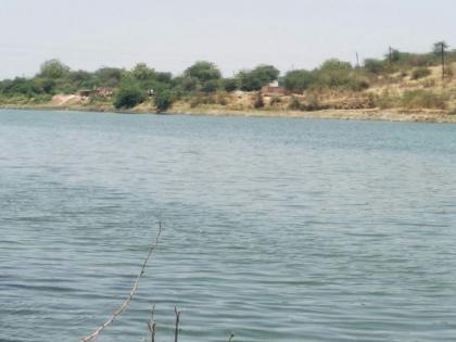 One dies after falling into Mahesh river due to lack of embankment | पुलाला कठडे नसल्यामुळे महेश नदीत पडून एकाचा मृत्यू