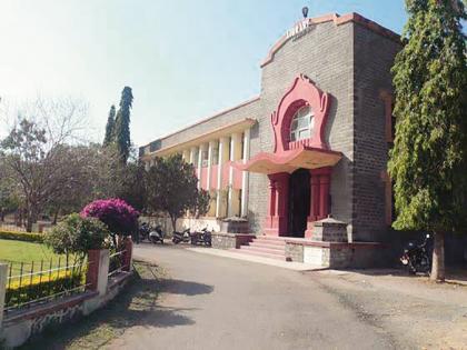 4 lakhs of rare books in the Dr.BAMU library; Books handled more than 26 million times | विद्यापीठ ग्रंथालयात ३ लाखांवर दुर्मीळ ग्रंथांचा खजिना; २६ लाखांहून अधिक वेळा हाताळली पुस्तके