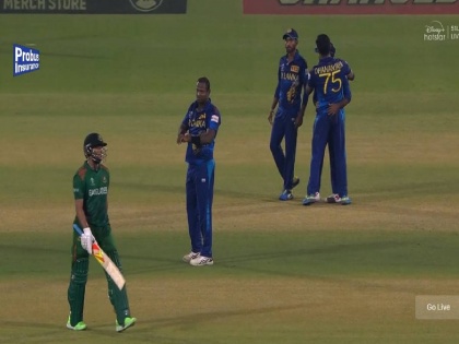 BAN vs SL LIVE MATCH UPDATES Sri Lanka's Angelo Mathews giving goodbye to Shakib Al Hasan after dismissing Bangladesh captain Shakib Al Hasan | SL vs AFG : शाकीब vs मॅथ्यूज 'सामना', बांगलादेशच्या कर्णधाराला बाद करताच दाखवले 'घड्याळ'