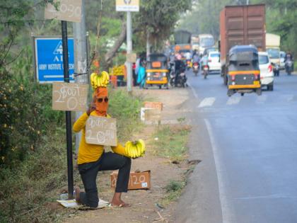 Unemployed youth started a business selling banana in pune | Video: बेरोजगारीवर मात करत पुण्यातील तरुणानं लढवली नवी शक्कल; स्वस्ताईची कमाल, केळी विक्रेत्याची अनोखी धमाल