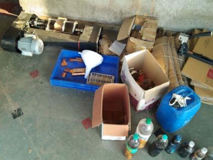 In the case of Wagha Shivar, a ship carrying a fake domestic and foreign liquor factory | वागदा शिवारात बनावट देशी, विदेशी दारूच्या कारखान्यावर धाड In the case of Wagha Shivar, a ship carrying a fake domestic and foreign liquor factory | वागदा शिवारात बनावट देशी, विदेशी दारूच्या कारखान्यावर धाड