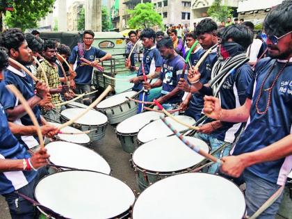 The band squad sounded at the Ganesh festival | गणेश उत्सवात दणक्यात वाजतोय बँड पथकाचा दणदणाट