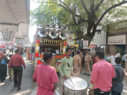 Protest march against Amravati Municipal Corporation with fireworks, band playing | आतिषबाजी, बँण्ड वाजून अमरावती महापालिकेवर आक्रोष मोर्चा; अस्वच्छतेविरोधात एल्गार