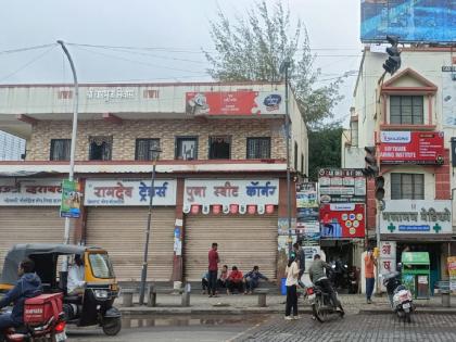 रावेत येथील धर्मराज चौकातील अत्यावश्यक सेवा वगळता सर्व दुकाने बंद रावेत येथील धर्मराज चौकातील अत्यावश्यक सेवा वगळता सर्व दुकाने बंद
