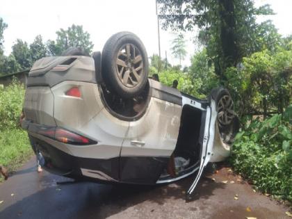 A tourist car overturned after hitting a tree, an accident took place in Wilwad on Banda Amboli road | झाडावर आदळून पर्यटकांची कार उलटली, बांदा-आंबोली मार्गावर विलवडेत झाला अपघात