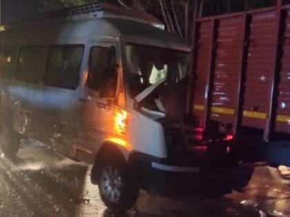 A dumper hit a tempo traveler stuck in a traffic jam; 9 people from Ratnagiri injured in an accident at Banda | वाहतूककोंडीत अडकलेल्या टेम्पो ट्रॅव्हलरला डंपरची धडक; बांदा येथील अपघातात रत्नागिरीतील ९ जण जखमी