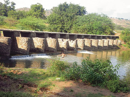 Many Kolhapuri bandhara will remain dry due to lack of gates in Aurangabad | चणे आहेत, पण दात नाहीत! गेट अभावी अनेक कोल्हापुरी बंधारे राहणार कोरडेठाक