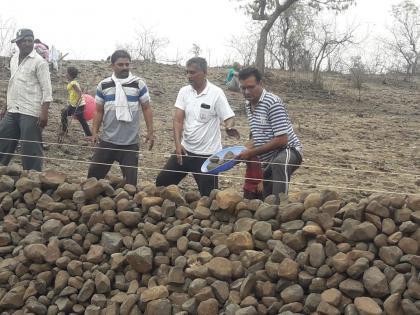 Bandhara for the people of the village at Borwa Lakhmapur by Shramdan | श्रमदान करुन बोरव्हा लखमापुर येथे ग्रामस्थांसाठी बांधला बंधारा