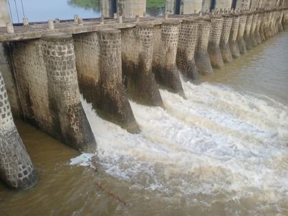 Rain filled the barrage throughout the summer in Latur; Excess water was diverted to Karnataka | पावसाने भर उन्हाळ्यात बॅरेज भरले; अतिरिक्त पाणी कर्नाटकात वाहिले