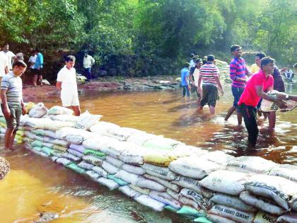 Ratnagiri: Bonds built by his own inventions, water supply, water supply and venture | रत्नागिरी : स्वखर्चाने त्यांनी बांधले बंधारे, पाणी अडवा, पाणी जिरवा उपक्रम