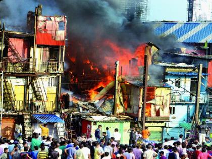 Slum area near Wonder railway station; Fire broke out after the encroachment was over | वांदे्र रेल्वे स्टेशनजवळील झोपडपट्टी खाक; अतिक्रमणे हटवताना लागली आग