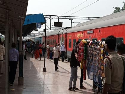 in mumbai increase in 8 trains of western railway relief for passengers special trains will run till november  | पश्चिम रेल्वेच्या ८ ट्रेनच्या फेऱ्यांत वाढ; प्रवाशांना दिलासा : नोव्हेंबरपर्यंत धावणार विशेष गाड्या 