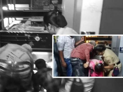 Mumbai Local News Nearly 20 passengers stuck in lift at Bandra railway station rescued after half an hour with help of Police Constable and technician | Mumbai Local, Bandra Lift Incidence | वांद्रे स्टेशनवरील लिफ्टमध्ये अडकले २० जण, अर्ध्या तासानंतर सुखरूप सुटका