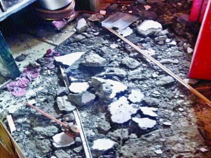 Slab collapsed again in government colony | शासकीय वसाहतीत पुन्हा स्लॅब कोसळला