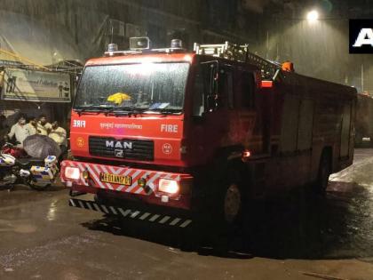 One Died Four Persons Injured after Part Of Building Collapsed in Mumbais Bandra Area | मुंबईतील वांद्र्यात इमारतीचा काही भाग कोसळला; एकाचा मृत्यू, पाच जण जखमी