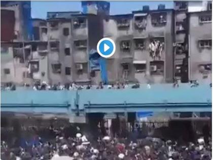 Huge crowd of migrant workers gathered outside the bandra railway station for Shramik Special Train-SRJ | धक्कादायक, वांद्रे स्टेशनजवळ पुन्हा उसळली मजुरांची गर्दी