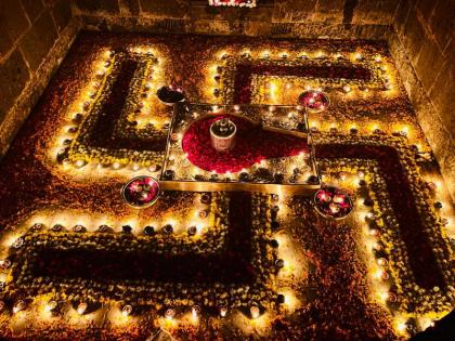 Adoration of colorful flower petals and lamps to Shri Baneshwar Mahadev on the occasion of Tripurari Poornima | त्रिपुरारी पौर्णिमेनिमित्त श्री बनेश्वर महादेवाला विविधरंगी फुलांच्या पाकळ्याची व दिव्यांची आरास