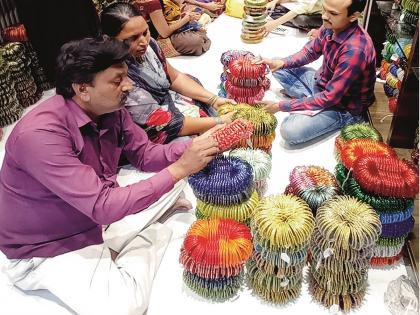 6 trucks full of bangles came to Aurangabad for Sankranti | सौभाग्याचं लेणं! संक्रांतीसाठी औरंगाबादेत आल्या ६ ट्रक भरून बांगड्या