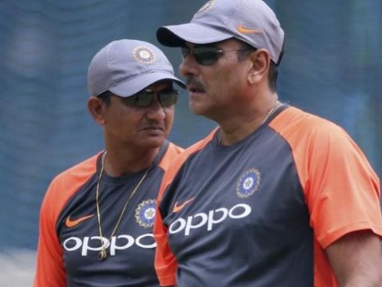 ICC World Cup 2019 : Ravi Shastri-led support staff receives extension, Sanjay Bangar comes under scanner after India's WC exit | ICC World Cup 2019 : उपांत्य फेरीतील पराभवानंतर संजय बांगरची 'विकेट'? शास्त्री गुरुजींना 'एक्स्टेन्शन'