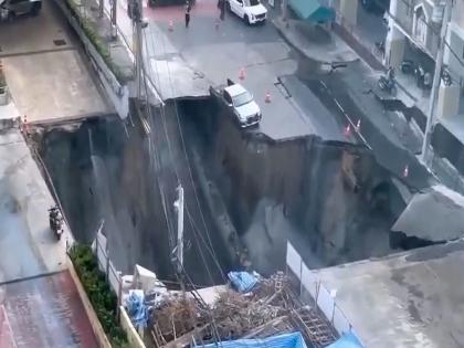 Thailand Video: Work on an underground railway station was underway in Bangkok; suddenly a stampede broke out on the road, everyone... | Video: बँकाँकमध्ये भूमिगत रेल्वे स्टेशनचे काम सुरु होते; अचानक रस्त्यावर भगदाड पडले, सगळे...