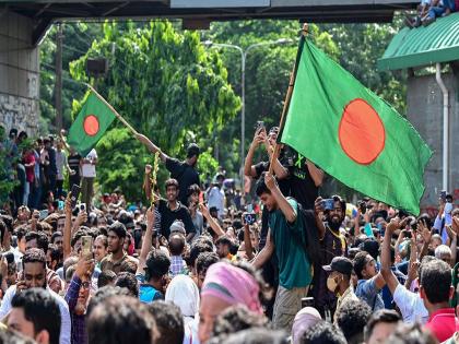 bangladesh hindu crisis Attack on another temple in Bangladesh, idol made for Durga Puja broken, attempt to burn it with petro | बांगलादेशात आणखी एका मंदिरावर हल्ला, दुर्गा पूजेसाठी बनवण्यात आलेल्या मूर्तीची विटंबना, पेट्रोलने जाळण्याचाही प्रयत्न