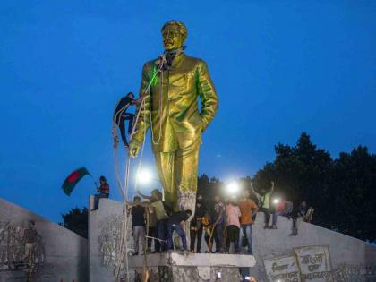 Major changes in Bangladesh, Mujibur Rahman's Martyrdom Day holiday cancelled; Two people close to Sheikh Hasina arrested | बांगलादेशात मोठे बदल, मुजीबुर रहमान यांच्या हौतात्म्य दिनाची सुट्टी रद्द; शेख हसीनांच्या जवळच्या दोघांना अटक