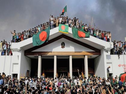 Bangladesh’s interim government to take over after Hasina quits: Who is in charge now? judges, journalists, economists will run the government together | बांगलादेशात न्यायाधीश, पत्रकार, अर्थतज्ज्ञ मिळून सरकार चालवणार, पाहा सदस्यांची संपूर्ण यादी...