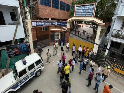 Bangalore News | Bangalore schools bomb threat, Police and bomb squads reached at schools | Bangalore Schools Bomb: बंगळुरुतील 7 शाळांना बॉम्बने उडवण्याची धमकी, पोलिसांनी तात्काळ विद्यार्थ्यांना बाहेर काढले