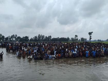 Bangladesh Violence: Thousands of Hindus gathered at the border of Bangladesh to surrender to India, what is happening? | मोठी बातमी! भारतात शरण येण्यासाठी हजारो हिंदू बांगलादेशच्या सीमेवर जमले, काय घडतंय?