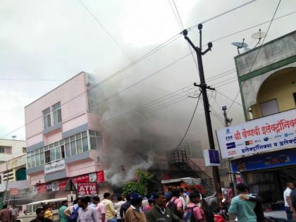 Short circuit in air conditioning system Fire at Saswad branch of D.Deccan Merchant Co - Operative Banks | वातानुकूलित यंत्रणेत शॉर्टसर्किट; सासवड शाखेच्या दि डेक्कन मर्चंट को - ऑपरेटिव्ह बॅंकेला आग