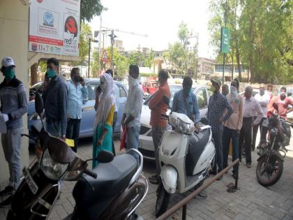 Queues of customers continue in front of banks in Nashik | नाशकातील बँकांसमोर ग्राहकांच्या रांगा कायम