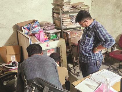 रांजणगाव येथील जिल्हा मध्यवर्ती बँकेत मध्यरात्री चोरीचा प्रयत्न; तिजोरी न उघडल्याने ठेवी सुरक्षित रांजणगाव येथील जिल्हा मध्यवर्ती बँकेत मध्यरात्री चोरीचा प्रयत्न; तिजोरी न उघडल्याने ठेवी सुरक्षित