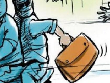 Bank collection manager robbed at Katyayani Ghat in Kolhapur crime against three unidentified people | कोल्हापुरात कात्यायनी घाटात बँकेच्या कलेक्शन मॅनेजरला लुटले, अनोळखी तिघांवर गुन्हा Bank collection manager robbed at Katyayani Ghat in Kolhapur crime against three unidentified people | कोल्हापुरात कात्यायनी घाटात बँकेच्या कलेक्शन मॅनेजरला लुटले, अनोळखी तिघांवर गुन्हा