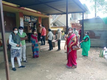 Women employees rushed to control the crowd at the bank | बँकेतील गर्दी नियंत्रणासाठी महिला कर्मचारी सरसावल्या