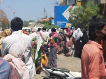 The crowd in front of the banks did not move! | 'फिजिकल डिस्टन्सिंग'चा फज्जा : बँकांसमोरील गर्दी हटता हटेना