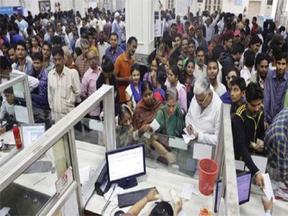  Customers crowd in banks due to Diwali | दिवाळीमुळे बँकांत ग्राहकांची गर्दी