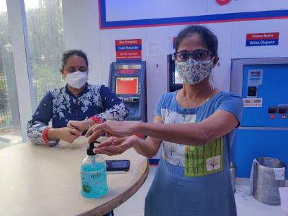 Corona Virus: Health care is taken in 15 to 20 thousand ATMs in Mumbai | Corona Virus : मुंबईतल्या १५ ते २० हजार एटीएममध्ये घेतली जाते आरोग्याची काळजी