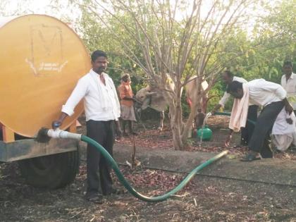 Due to drought; Water tankers to save orchards | दुष्काळाची दाहकता; फळबागा वाचविण्यासाठी टँकरदारे पाणीपुरवठा