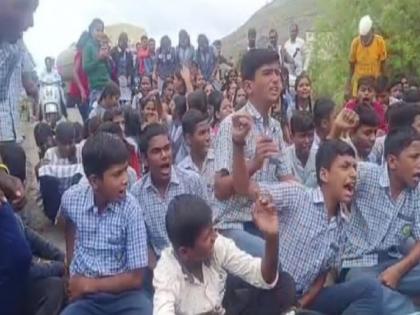 Students on the streets to stop teacher transfer; It was laid out in full rain in satara | Satara News: शिक्षकाची बदली थांबविण्यासाठी विद्यार्थी रस्त्यावर; भर पावसात मांडला ठिय्या