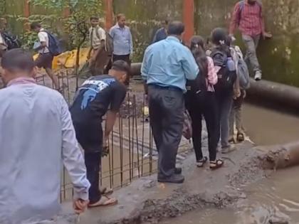 Road and drain work in Ulhasnagar partially completed Students face life-threatening challenge to cross drain | उल्हासनगरात रस्ता व नाल्याचे काम अर्धवट नाला ओलांडण्यासाठी विध्यार्थांची जीवघेणी कसरत 