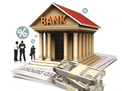 Article: Common people should also be able to afford to deposit and withdraw money from banks! Banks should take balanced decisions! | लेख: बँकेत पैसे ठेवणे-काढणे सामान्यांनाही परवडले पाहिजे! बँकांनी समतोल निर्णय घेतला पाहिजे!