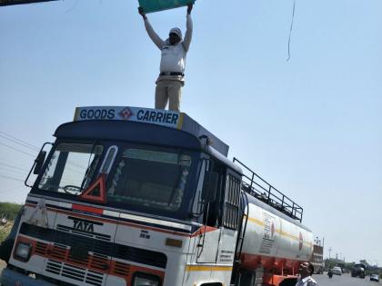 Dangerous iron plate removed by the traffic branch | वाहतूक शाखेने काढले धोकादायक लोखंडी फलक ; सार्वजनिक बांधकाम विभाग झोपेत