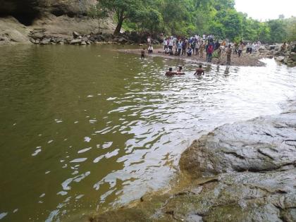 The bodies of three youths who drowned in Dharkund Lake were found 24 hours later | धारकुंड तलावात बुडालेल्या तीन तरुणांचे मृतदेह २४ तासानंतर सापडले