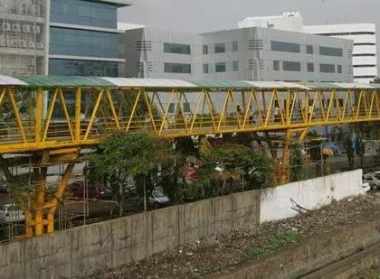 Bandra skywalk in a new form but the cost from 16 crores to 80 crores | वांद्र्याच्या स्कायवॉक नव्या स्वरूपात , पण खर्च १६ कोटीवरून ८० कोटींवर