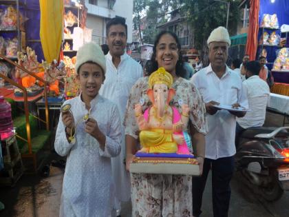 Pune Ganpati Festival Bappa comes home, brings Chaitanya festival; All the cities of Pune are ready to welcome 'Vighnaharta' Ganesha... | बाप्पा आले घरा, घेऊनी चैतन्याचा सोहळा;'विघ्नहर्ता'गणेशाच्या स्वागतासाठी अवघी पुण्यनगरी सज्ज Pune Ganpati Festival Bappa comes home, brings Chaitanya festival; All the cities of Pune are ready to welcome 'Vighnaharta' Ganesha... | बाप्पा आले घरा, घेऊनी चैतन्याचा सोहळा;'विघ्नहर्ता'गणेशाच्या स्वागतासाठी अवघी पुण्यनगरी सज्ज
