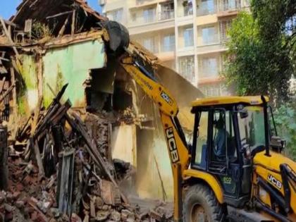  Bapatwada, a witness of history in Panvel city, has been razed | इतिहासाचा साक्षीदार बापटवडा जमीनदोस्त; धोकादायक ईमारतीमुळे पालिकेची कारवाई  