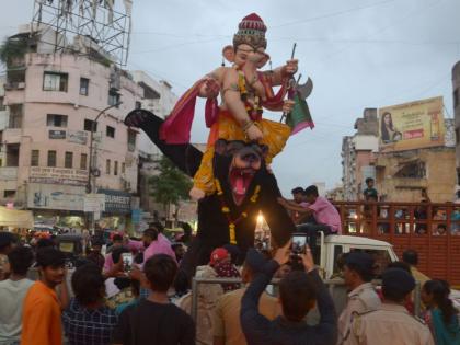 Bappa arrives: Homecoming arrives in the rain | बाप्पा आले : पाऊस, फुलांच्या वर्षावात मोरयाचे घरोघरी आगमन