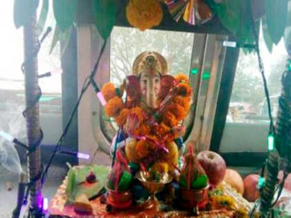 Establishment of Ganapati Bappa Bus; Everyday traveler performs Bappa Pooja | गणपती बाप्पांची बसमध्ये स्थापना; रोज प्रवासी करतात बाप्पाची पूजा